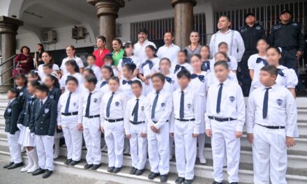 Colegio “Regina Núñez” participa en el Lunes Cívico