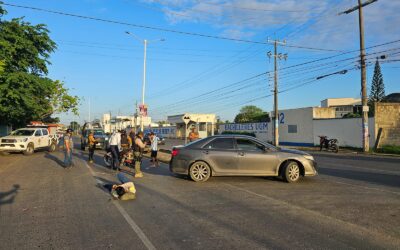 Motociclista colisiona con un vehículo frente a la UGM