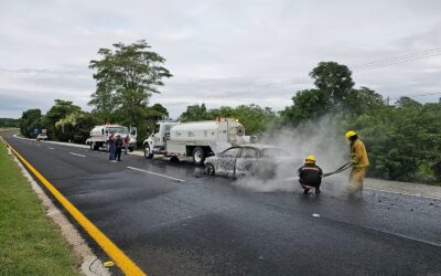 Infierno en la Carretera: Jetta en Llamas a las Puertas de la Virgencita