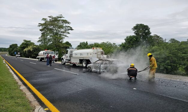 Infierno en la Carretera: Jetta en Llamas a las Puertas de la Virgencita