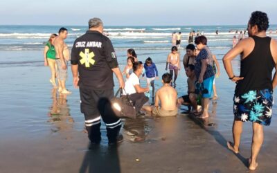 NUEVE PERSONAS A PUNTO DE MORIR AHOGADAS EN LA PLAYA DE TUXPAN: SOLO DOS PERSONAS HOSPITALIZADAS