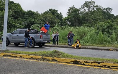 Joven moto-repartidor sufre accidente en el libramiento de Tuxpan; falta de ambulancias obliga a su patrón a intervenir