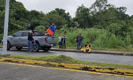 Joven moto-repartidor sufre accidente en el libramiento de Tuxpan; falta de ambulancias obliga a su patrón a intervenir