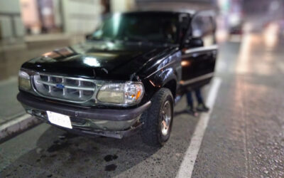 Grave choque en la Av. Juárez: Joven conductor irrespetuoso provoca colisión con taxi
