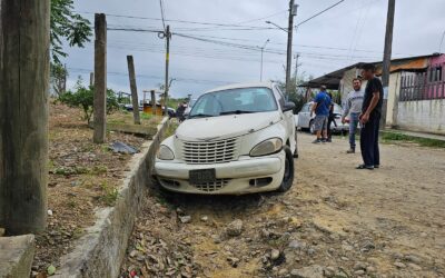 Lesionado tras ser prensado por auto descompuesto