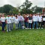 Regidor Octavo de Tuxpan entrega reflectores a estudiantes para fomentar actividades deportivas
