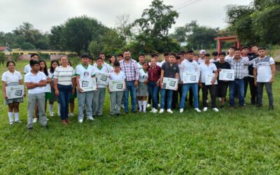Regidor Octavo de Tuxpan entrega reflectores a estudiantes para fomentar actividades deportivas