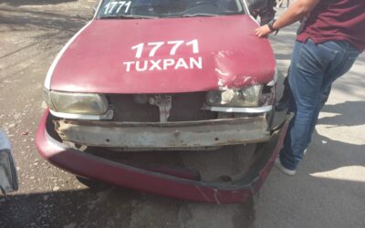 Se estrella taxista detrás de un camión de pasajeros: No hubo lesionados