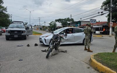 Mujer invade carril y derriba a motociclista en la Mata