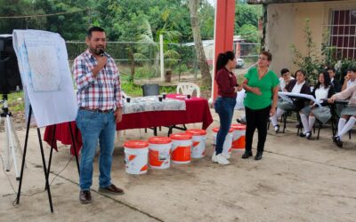 El Regidor Axel Andrés Bernal Herrera Embellece Países Bajos Km 8 con Entrega de Pintura para Mejoras Locales