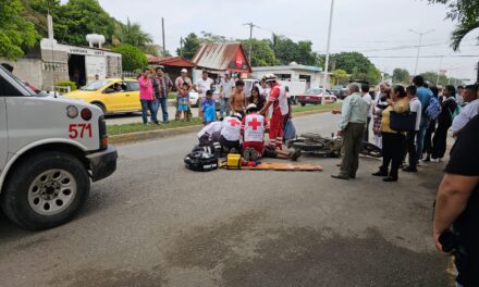 Dos hermanos heridos en accidente de MOTO