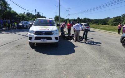 Motocicleta se estrella contra patrulla de Tránsito Municipal, dos hombres y una mujer heridos