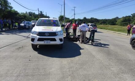 Motocicleta se estrella contra patrulla de Tránsito Municipal, dos hombres y una mujer heridos