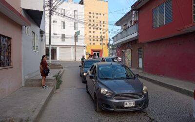 Le dan POR DETROIT en la COLOMBIA