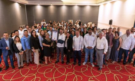 Cámaras empresariales, prestadores de servicios y el gobierno de Tuxpan entregaron reconocimiento al secretario de Turismo y Cultura del Estado de Veracruz