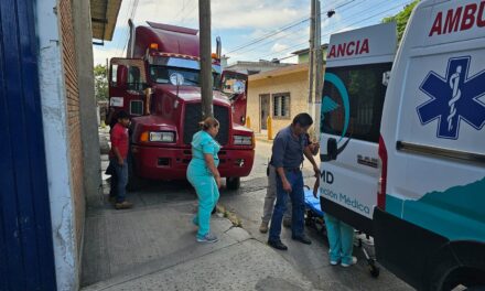 Al borde del infarto: Paramédicos logran rescatar a conductor de tráiler en Tuxpan
