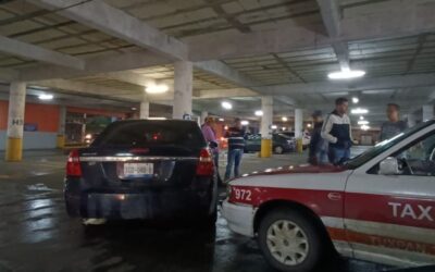 Imprudente conductor provoca un accidente en estacionamiento de Chedraui