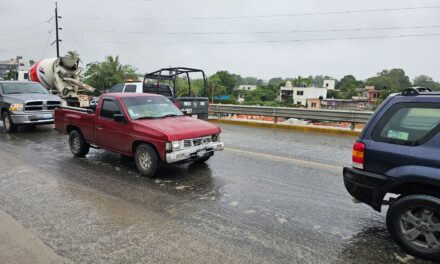 Aparatoso choque por alcance en el acceso al puente Tuxpan: Conductores rápidamente se pusieron de acuerdo