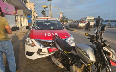 Taxista Imprudente Se Empotra en Motocicleta en Tuxpan, pero Afortunadamente no hay Víctimas