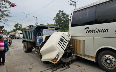 Anciano se queda sin FRENOS manejando un VOLTEO