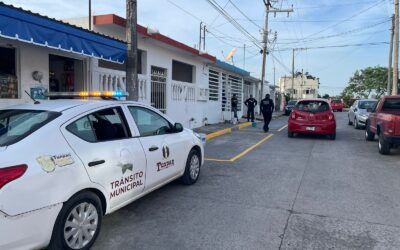 Esta prohibido apartar lugares en la Vía Pública.