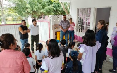 Axel Andres Bernal Herrera entrega impermeabilizante al Jardín de Niños «Josefa Ortiz de Domínguez» en acto solidario
