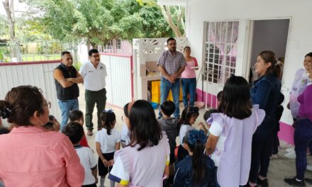 Axel Andres Bernal Herrera entrega impermeabilizante al Jardín de Niños «Josefa Ortiz de Domínguez» en acto solidario