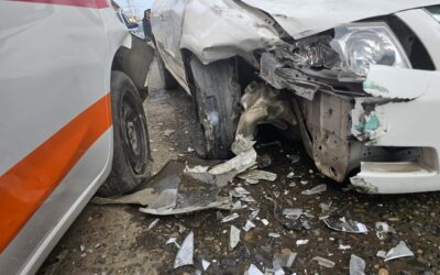 Carambolazo en Revolución: Seis vehículos involucrados y una mujer herida en impactante accidente