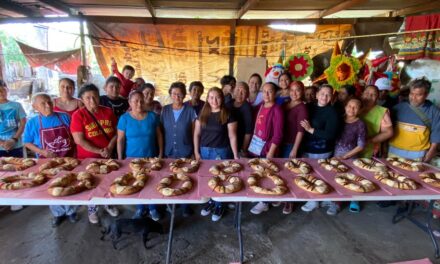 Encuentro Comunitario en Tuxpan: Regidora Anahi Aguilar Impulsa el Arte de la Rosca de Reyes