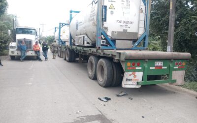 Joven Motociclista Gravemente Herido al Chocar con un Tráiler camino a COBOS