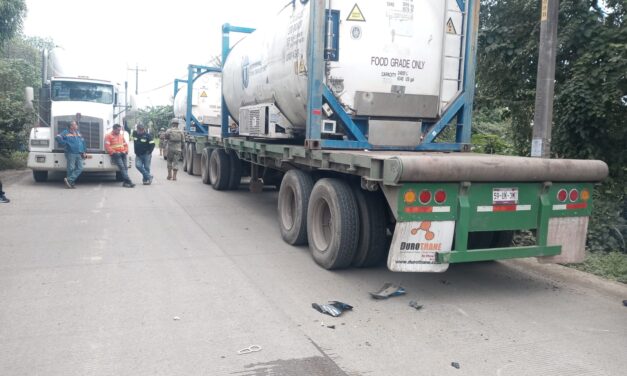 Joven Motociclista Gravemente Herido al Chocar con un Tráiler camino a COBOS