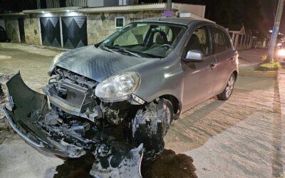 Rebota con la banqueta: Conductora resulta lesionada en el Maples Arce