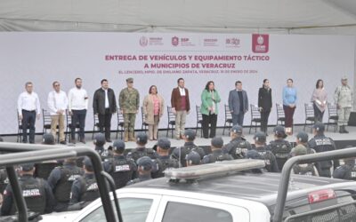 Gobernador Cuitláhuac García Jiménez entrega 3 unidades y equipo táctico al alcalde José Manuel Pozos Castro para fortalecer la seguridad pública de Tuxpan