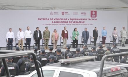 Gobernador Cuitláhuac García Jiménez entrega 3 unidades y equipo táctico al alcalde José Manuel Pozos Castro para fortalecer la seguridad pública de Tuxpan