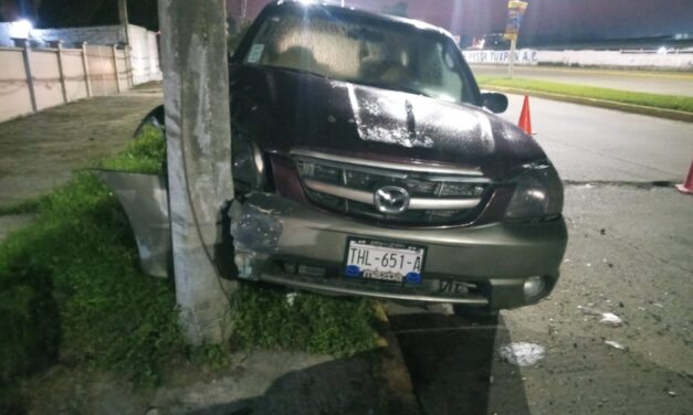 Fuerte Choque en el Bulevar de Tuxpan Deja una Camioneta Destrozada y Asegurada por Tránsito Municipal