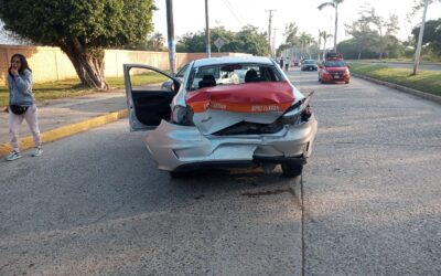 Choque entre camioneta y taxi deja dos personas heridas