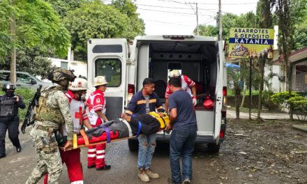 Motociclista Hospitalizado Tras Aparatoso Accidente en la carretera a Juana Moza