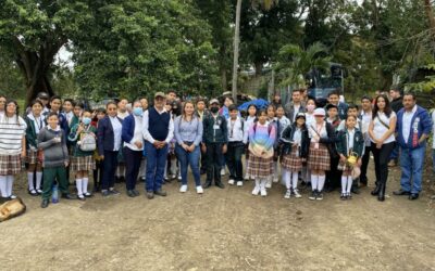 Regidora Cuarta de Tuxpan Veracruz Cumple el Sueño de Niños en la Primaria Benito Juárez García con Visita Especial al UMA