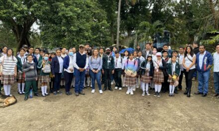Regidora Cuarta de Tuxpan Veracruz Cumple el Sueño de Niños en la Primaria Benito Juárez García con Visita Especial al UMA