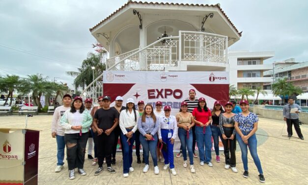 Regidora Cuarta Anahi Aguilar López inaugura Expo Jovenes Emprendedores.