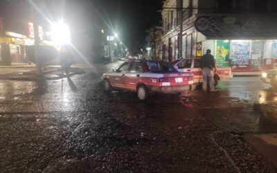 Taxistas chocan en un céntrico crucero de Tuxpan; no hubo lesionados