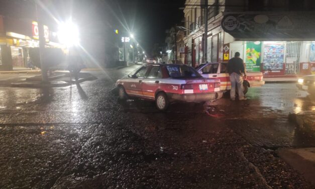 Taxistas chocan en un céntrico crucero de Tuxpan; no hubo lesionados