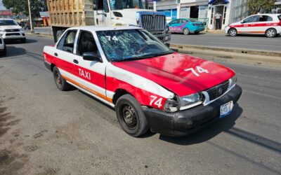 Menor de 16 años choca con taxi al cruzar sin precaución la Avenida Cuauhtémoc