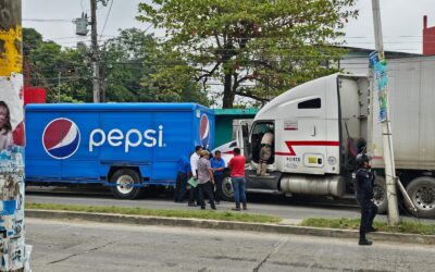 Tráiler impacta camión refresquero en el libramiento Adolfo López Mateos