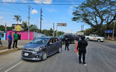 Imprudente desata colisión bajando el puente