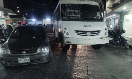 Imprudencia al volante causa choque en Garizurieta y 5 de Febrero
