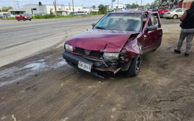 Chocan dos autos en la autopista, no hubo lesionados
