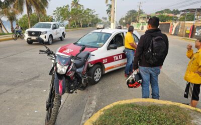 Taxista embiste a motociclista en Tuxpan, pero por fortuna no hay herido