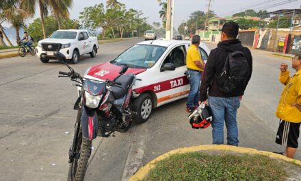 Taxista embiste a motociclista en Tuxpan, pero por fortuna no hay herido