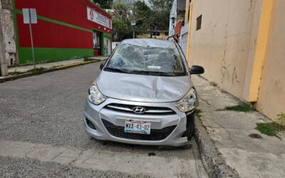 Automóvil volcado y abandonado en pleno centro; se desconoce si hubo lesionados
